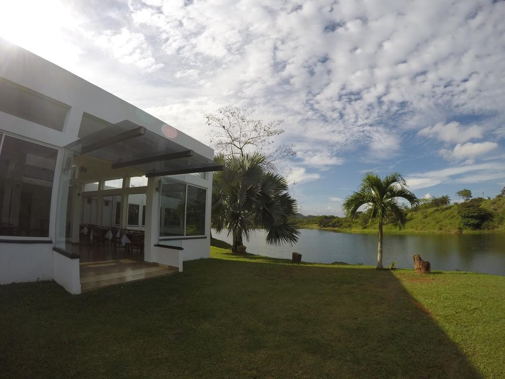 Hotel Vista Lago Santiago Bagian luar foto