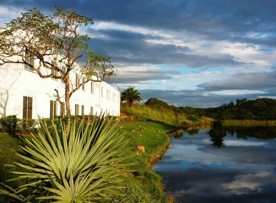 Hotel Vista Lago Santiago Bagian luar foto